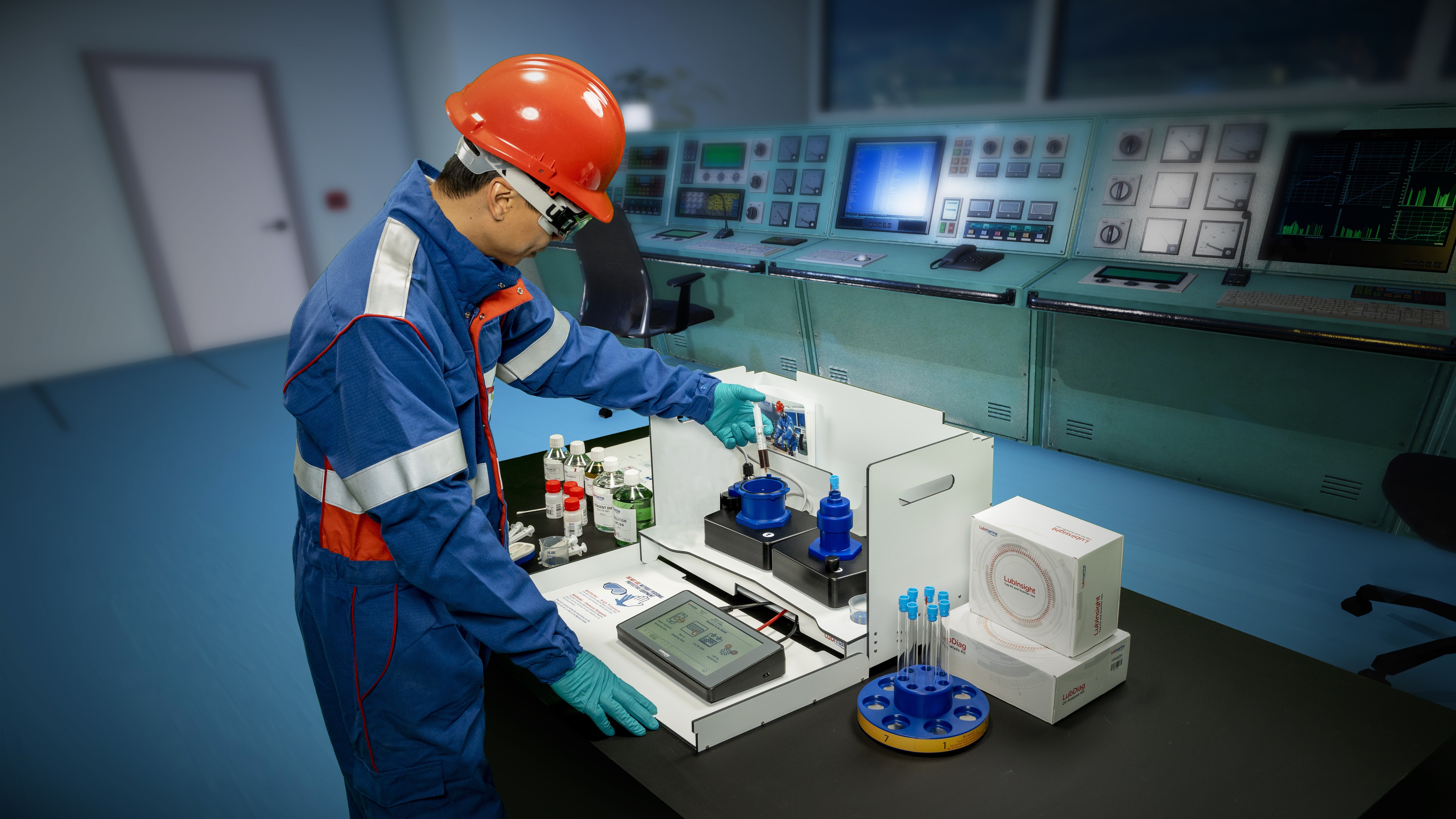 (c) TotalEnergies Lubmarine Operator Using a LubInsight Neo Kit onboard