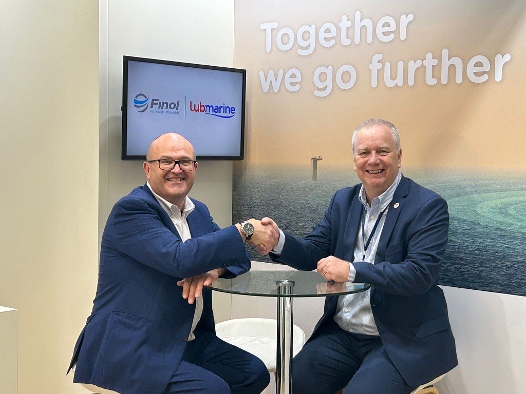 ©TotalEnergies Finol and Lubmarine representatives shaking hands