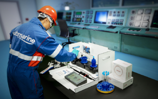 (c) TotalEnergies Lubmarine Lubrication Engineer using a LubInsight Neo kit