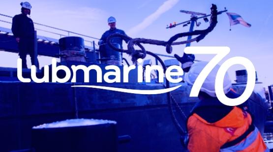 Docker throwing mooring lines to barge operators