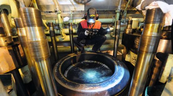 ©E.Houri Marine Lubricant Engineer Inspecting a 2-Stroke Engine Cylinder from above
