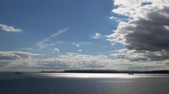 Pictore of the ocean bathed in sunrays and the blue sky with a vast horizon