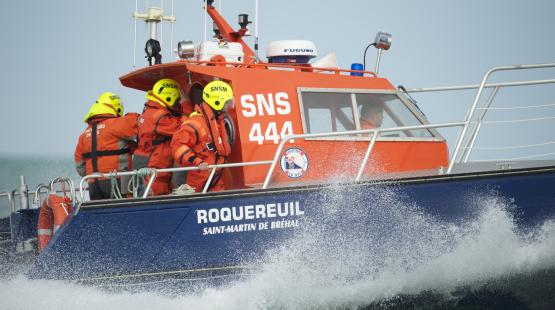 ©Guillaume Godier, SNSM - TotalEnergies An SNSM rescue boat is operating at sea with its rescue team on the deck
